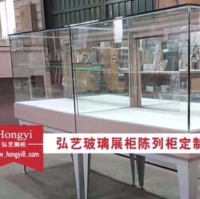 白色烤漆金屬腿的玻璃陳列柜